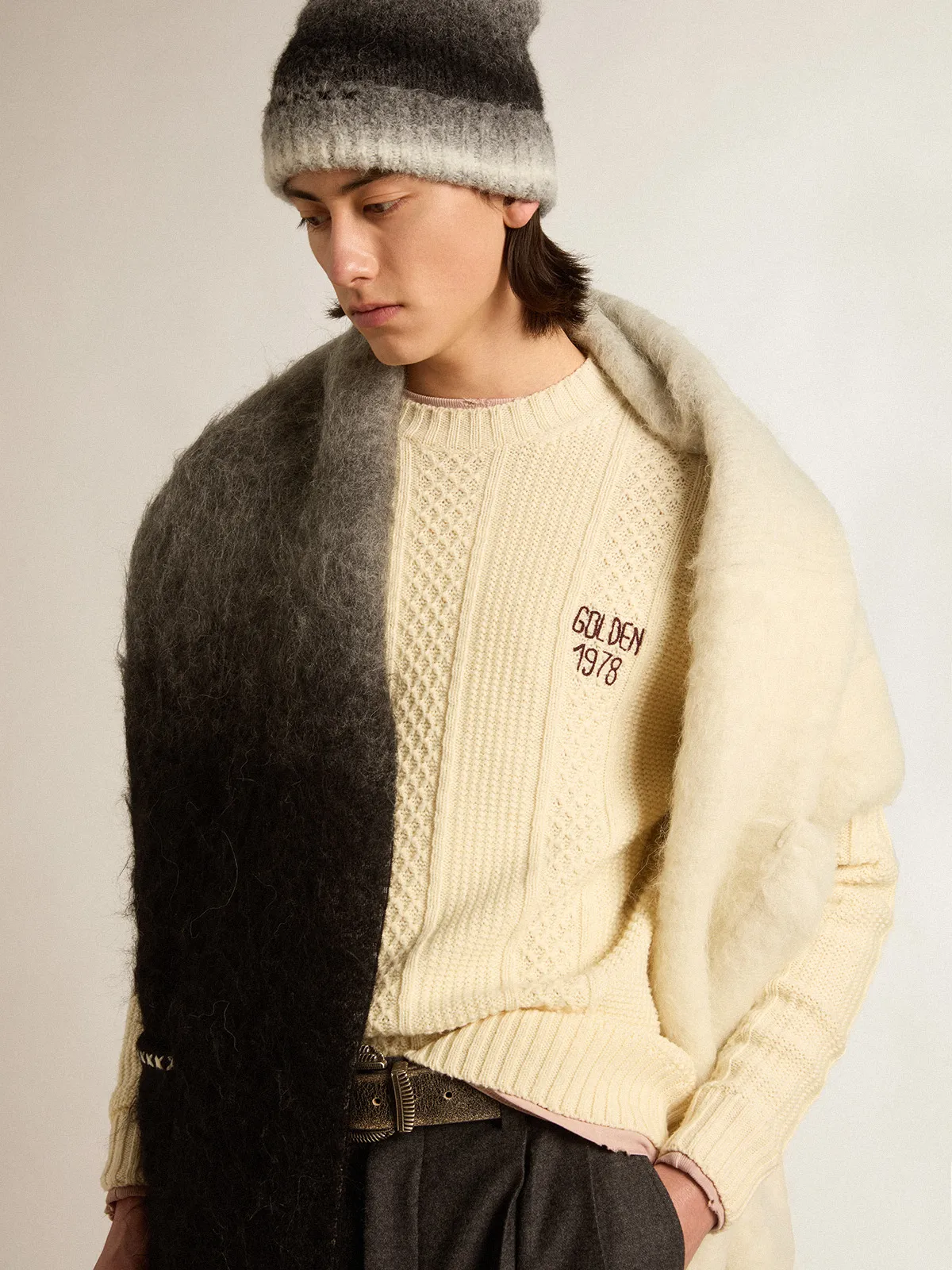 Round-neck sweater in wool with embroidery on the heart