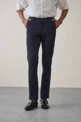 The Regular Fit Travel Chino - Navy